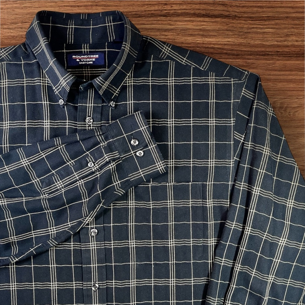 Roundtree & Yorke Men’s Easy Care Black Flannel. Brown Stripes. Size Large.
